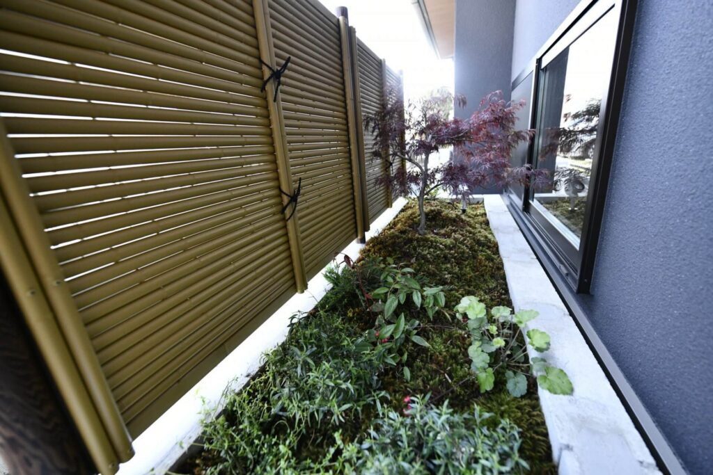 モダンな外構にワンポイントな和風を追加。坪庭つきのおしゃれなモダン外構の施工例！