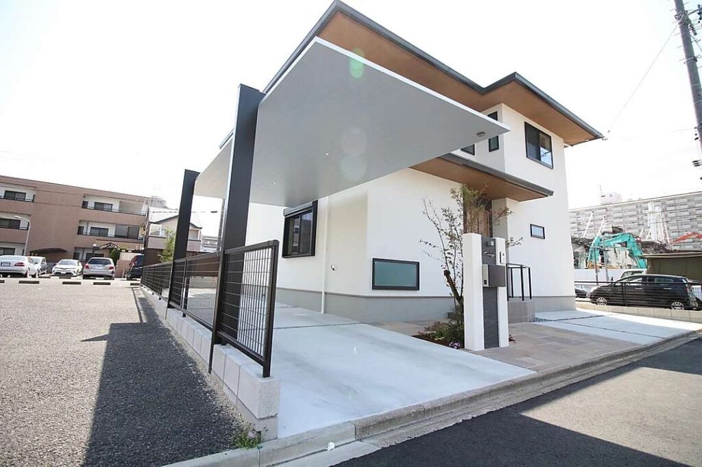 機能的な門柱と鮮やかなタイルを合わせてモダンな外構デザインを作り上げた施工例です。