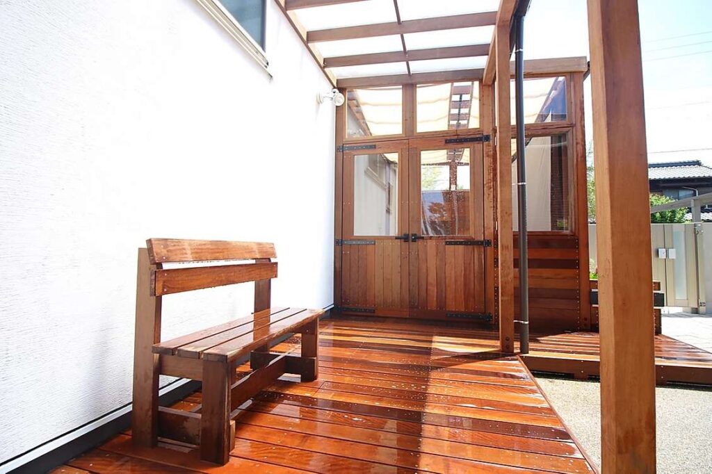 ガーデンルームで庭にくつろぎの空間を取り入れた事例。木製の特注ガーデンルームで庭と一体化できます。