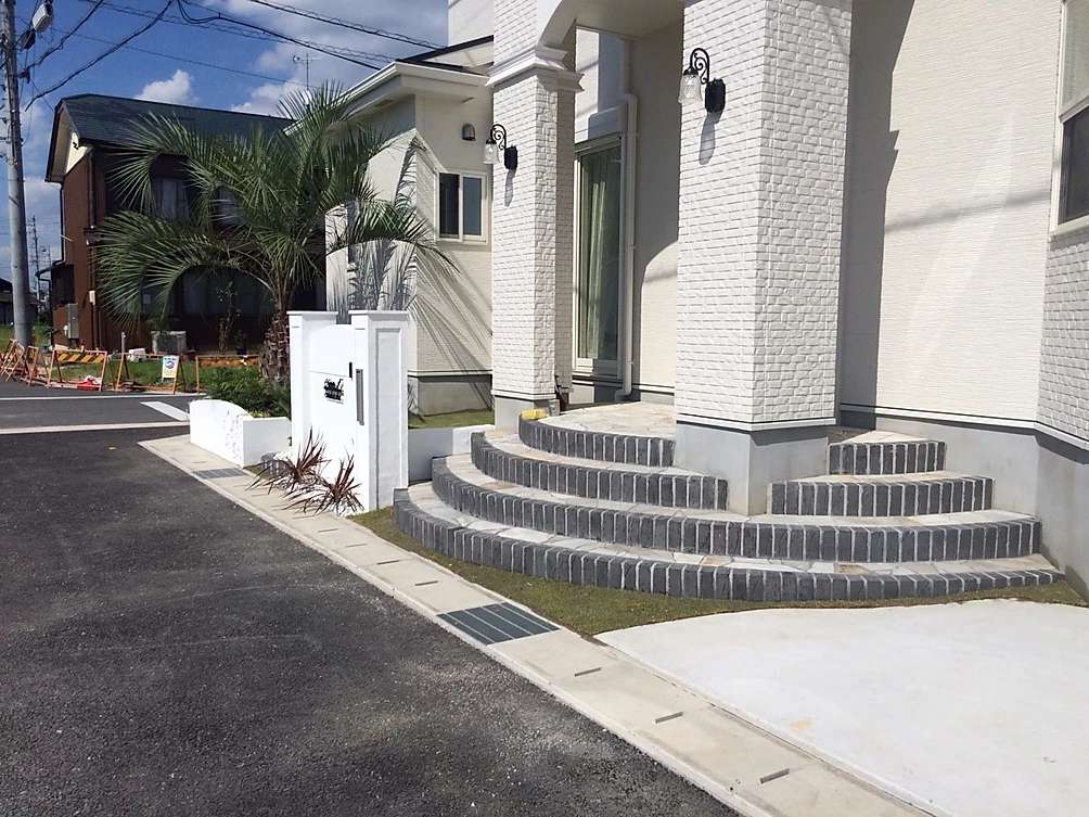 白が美しい洋風クラシックな外構施工例。門柱から植栽まで設計しました。