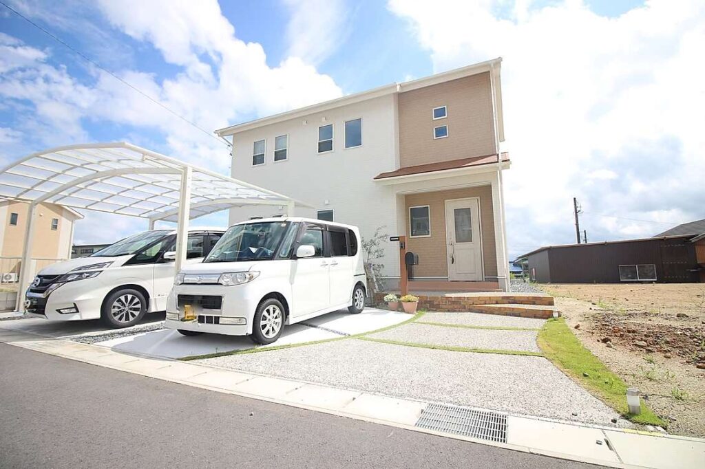 二台用カーポートと曲線アプローチを重ねたオシャレな現代風外構の施工例