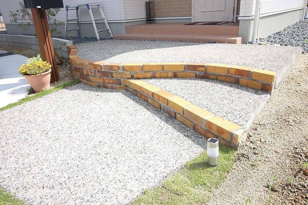 二台用カーポートと曲線アプローチを重ねたオシャレな現代風外構の施工例