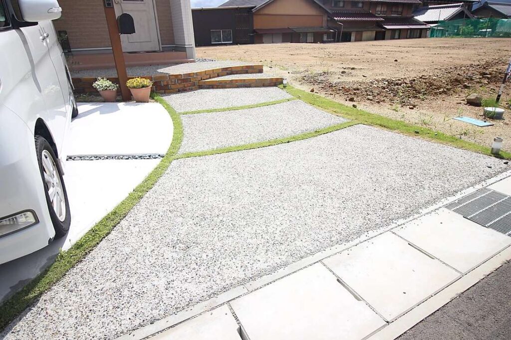 二台用カーポートと曲線アプローチを重ねたオシャレな現代風外構の施工例