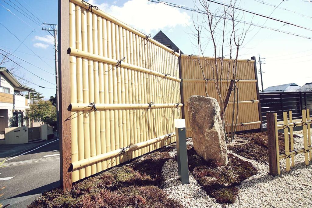 竹垣のある坪庭、花壇が添えられた門柱。和モダンな外構で建物を飾った施工例。