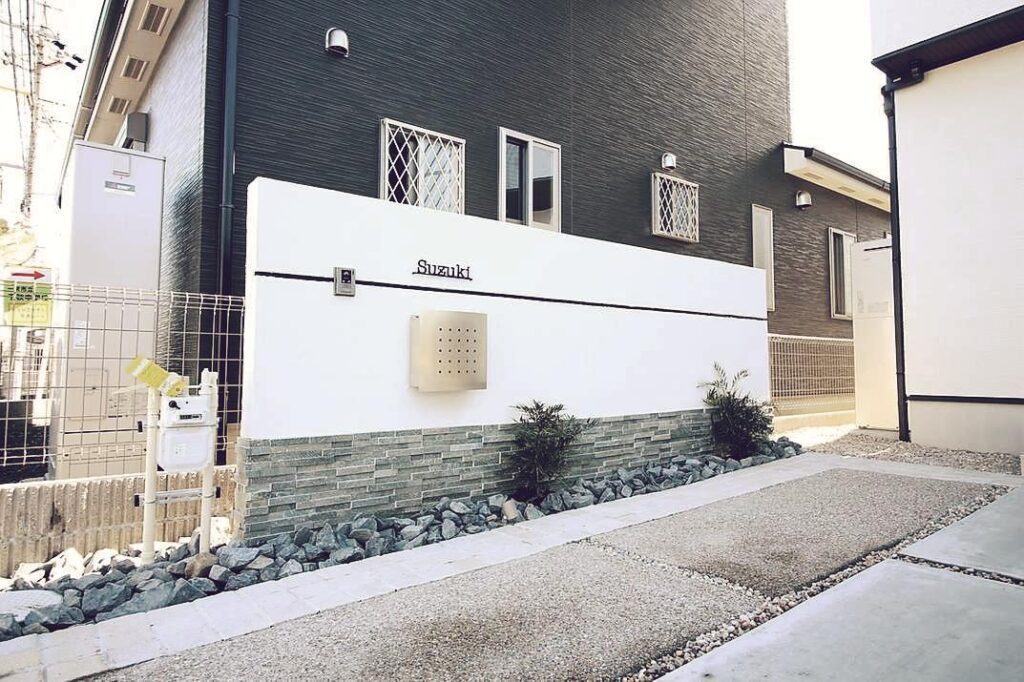 高級感あるスリムな門柱とカーポートを合わせて広々とした駐車スペースを確保した外構施工例