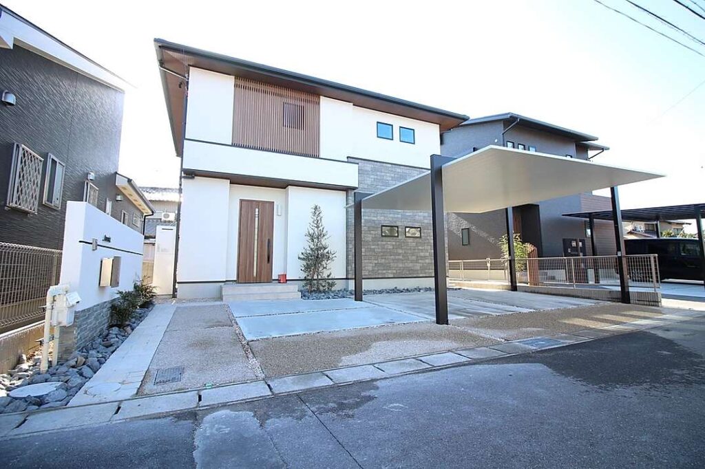 高級感あるスリムな門柱とカーポートを合わせて広々とした駐車スペースを確保した外構施工例