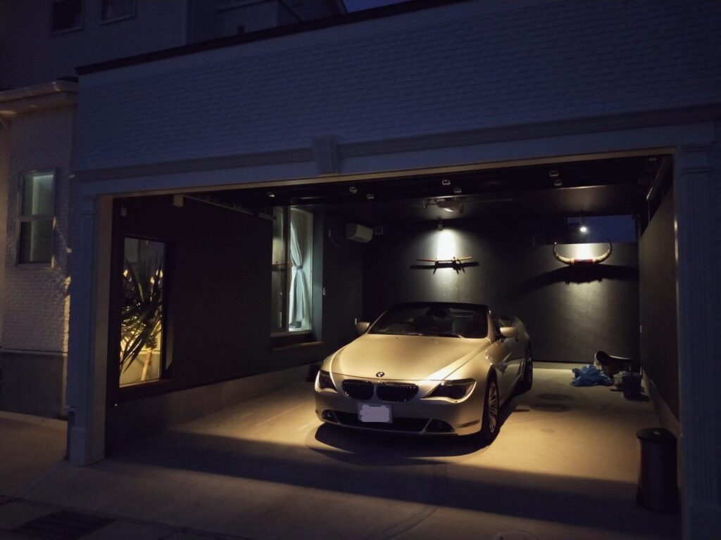 特注ガレージの施工例。ノエル岐阜店がオシャレで高級感のある現代的車庫を設計デザインしました。