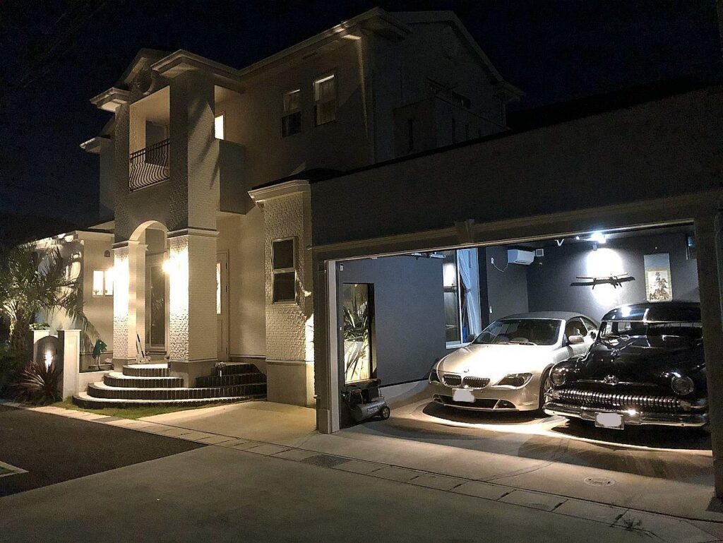 特注ガレージの施工例。ノエル岐阜店がオシャレで高級感のある現代的車庫を設計デザインしました。