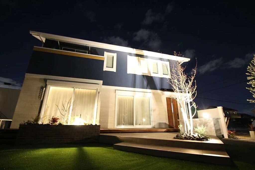 曲線アプローチが美しい洋風外構の施工例。植栽を活用したエレガントなエクステリアが完成です。