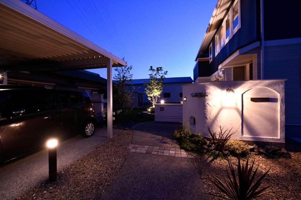 曲線アプローチが美しい洋風外構の施工例。植栽を活用したエレガントなエクステリアが完成です。