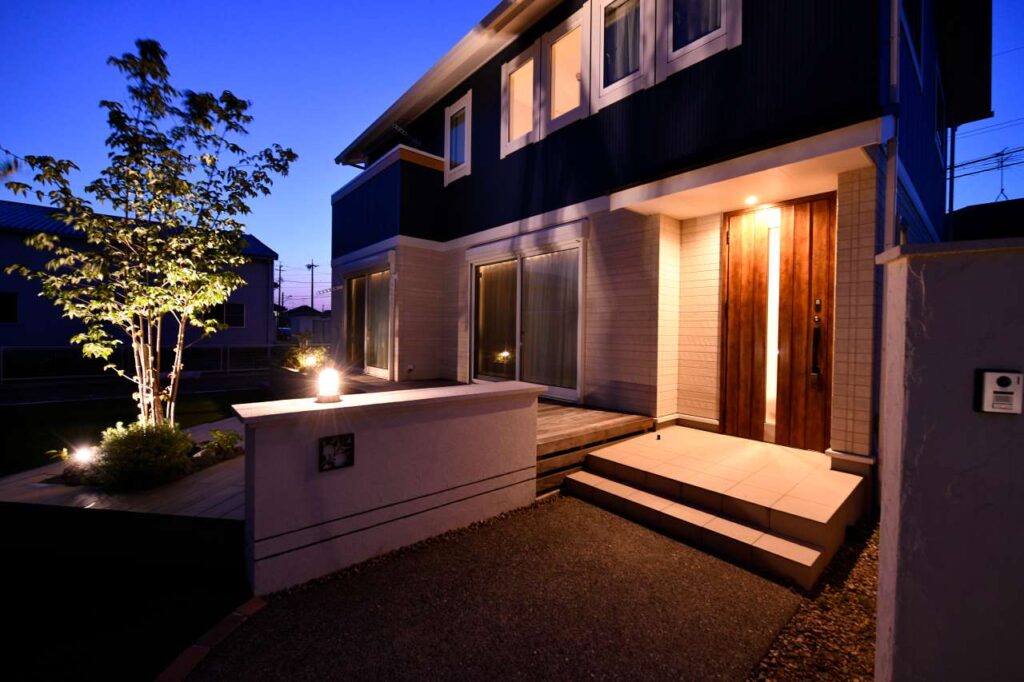 曲線アプローチが美しい洋風外構の施工例。植栽を活用したエレガントなエクステリアが完成です。