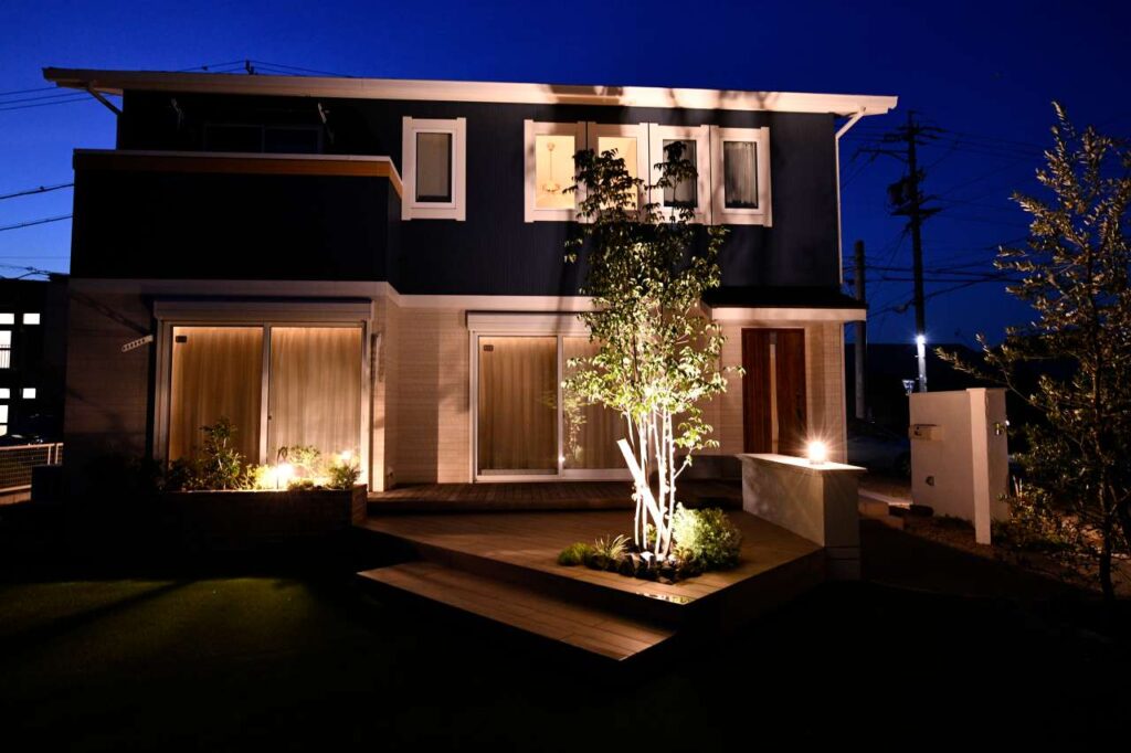 曲線アプローチが美しい洋風外構の施工例。植栽を活用したエレガントなエクステリアが完成です。