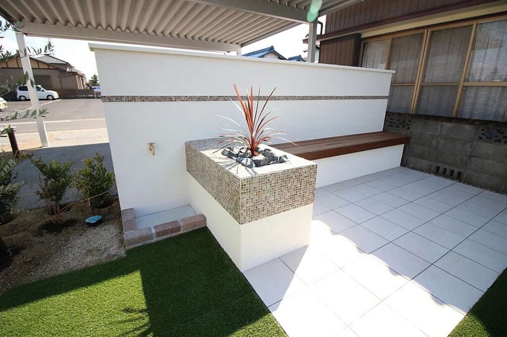 曲線アプローチが美しい洋風外構の施工例。植栽を活用したエレガントなエクステリアが完成です。