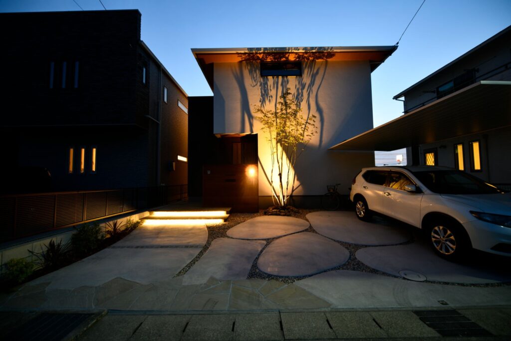 コンパクトの中に魅力を詰め込んだ洋風モダン外構。曲線とアクセントとなるカーポートの組み合わせ。