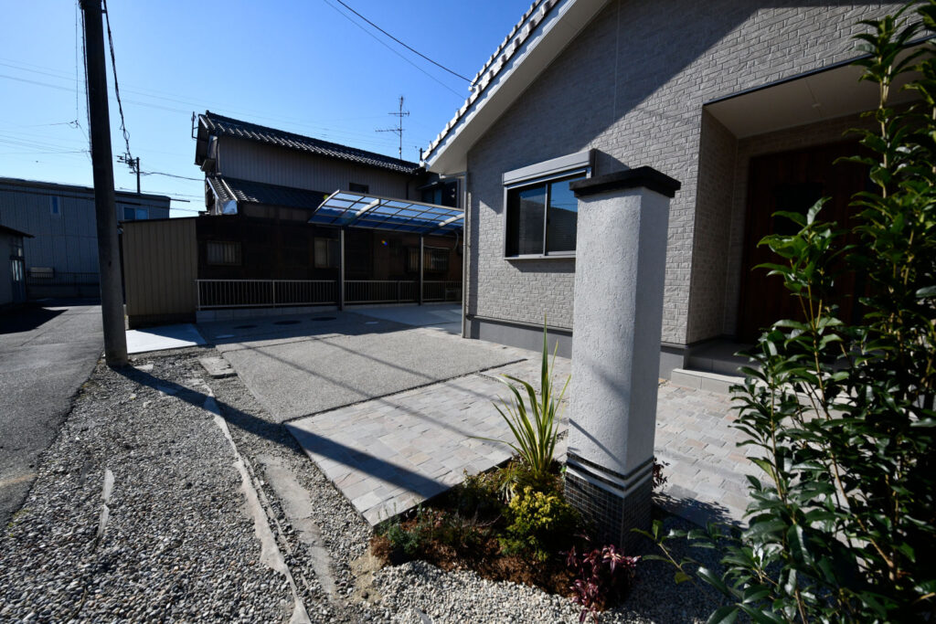 上品な佇まいの門柱とナチュラルモダンな外構の施工例。ワンポイントな植栽を最大限に活用。