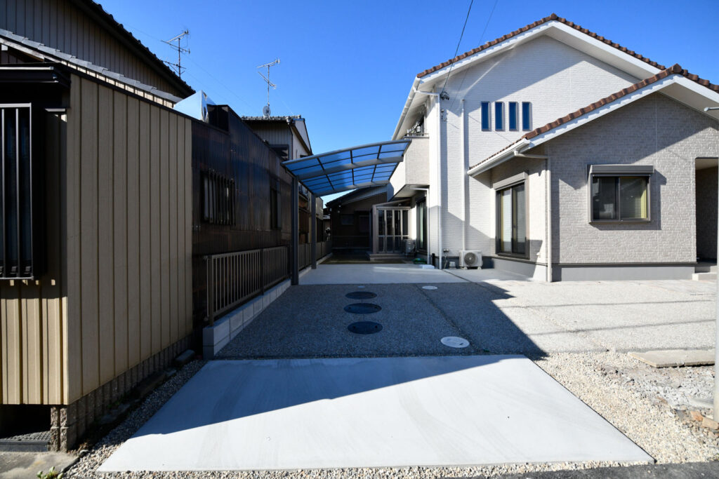 上品な佇まいの門柱とナチュラルモダンな外構の施工例。ワンポイントな植栽を最大限に活用。