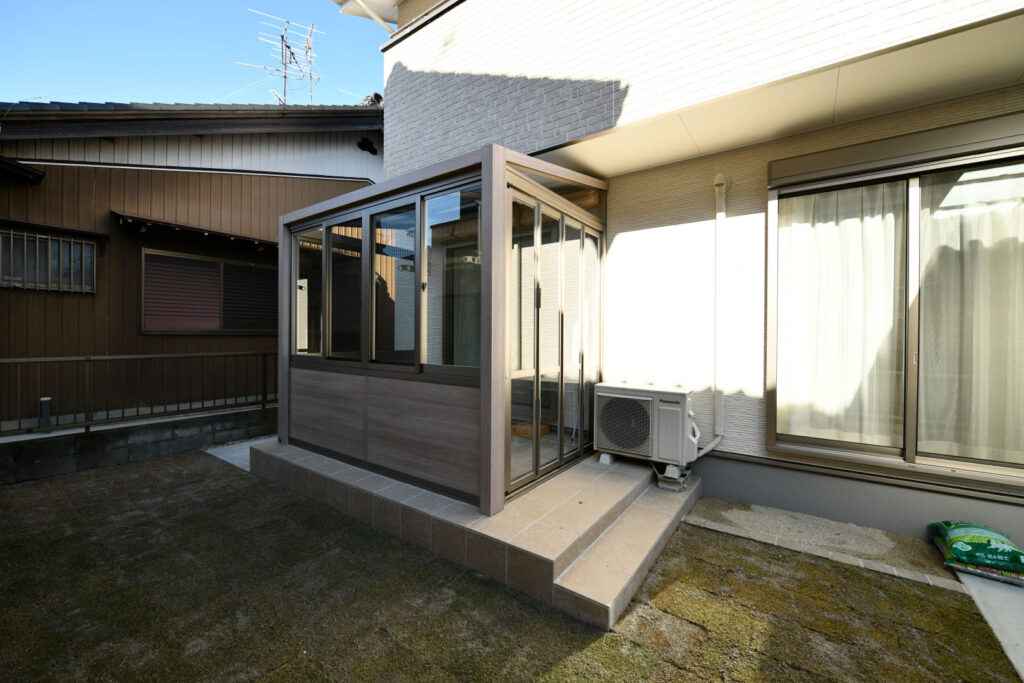 上品な佇まいの門柱とナチュラルモダンな外構の施工例。ワンポイントな植栽を最大限に活用。