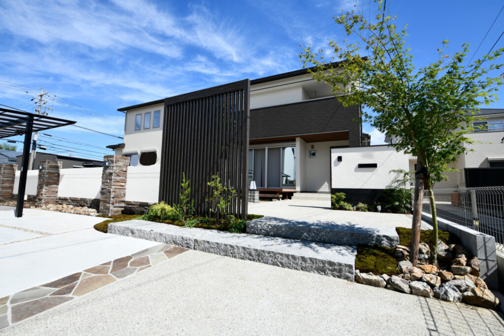 上品さと落ち着きのある和モダン外構。プライバシーを守りつつも、開放感を演出しました。