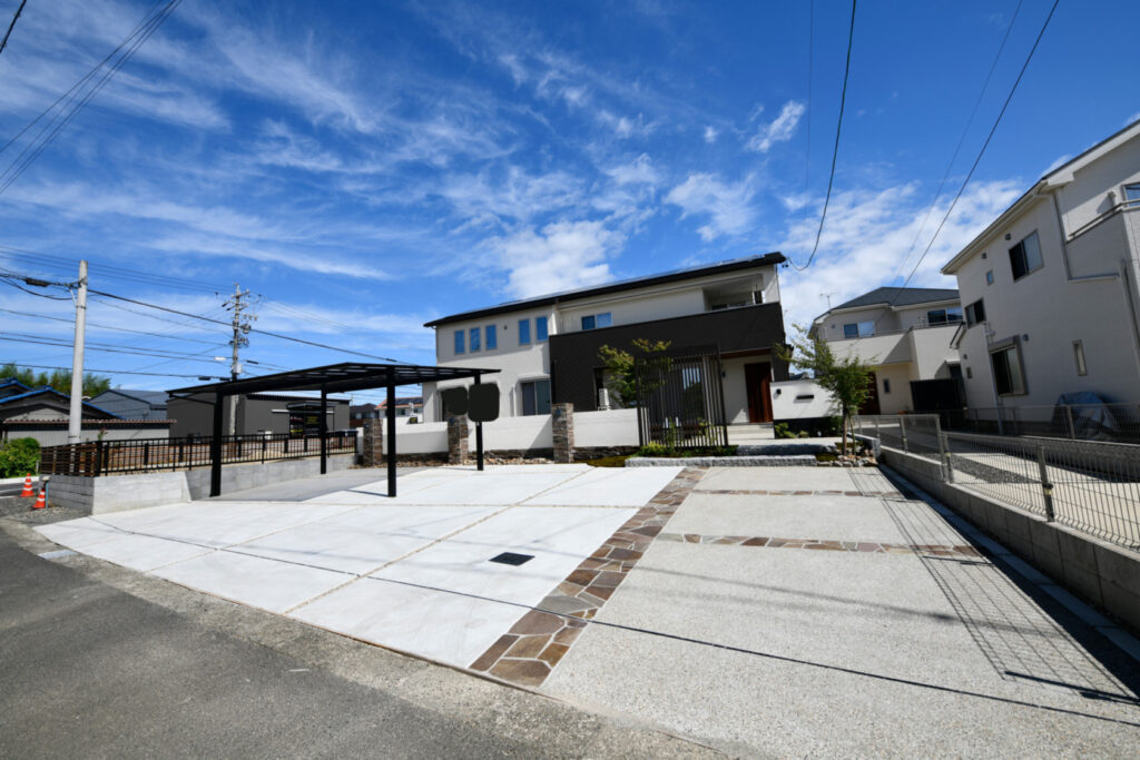 上品さと落ち着きのある和モダン外構。プライバシーを守りつつも、開放感を演出しました。