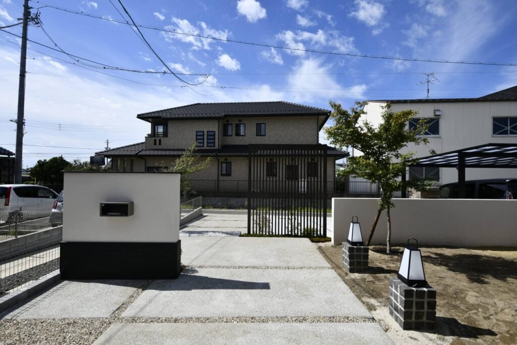 上品さと落ち着きのある和モダン外構。プライバシーを守りつつも、開放感を演出しました。