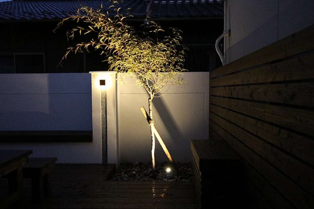 コンパクトなクローズ外構エリアを素敵なナチュラルガーデンにアレンジ。緑と一体化したオシャレなエクステリアの施工例！