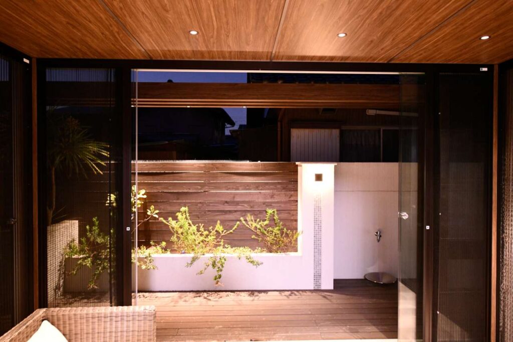 コンパクトなクローズ外構エリアを素敵なナチュラルガーデンにアレンジ。緑と一体化したオシャレなエクステリアの施工例！