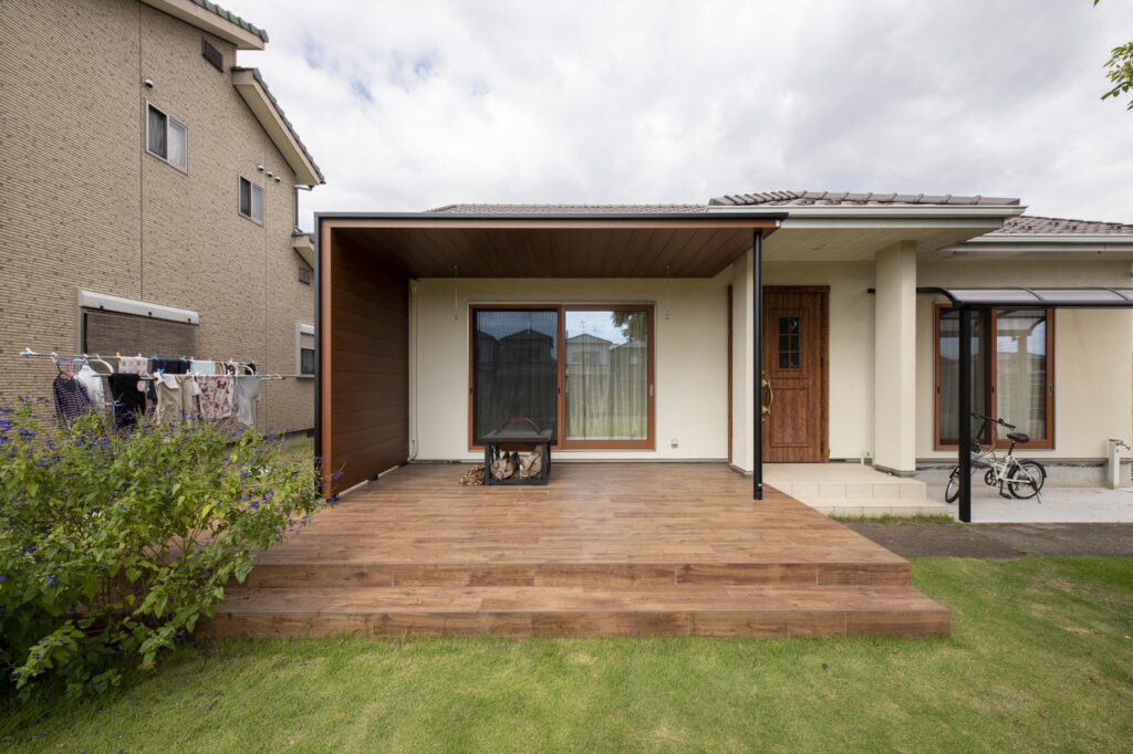 木目タイルテラスを中心としたリフォーム庭工事施工例。目隠しフェンスの設置も行いました。