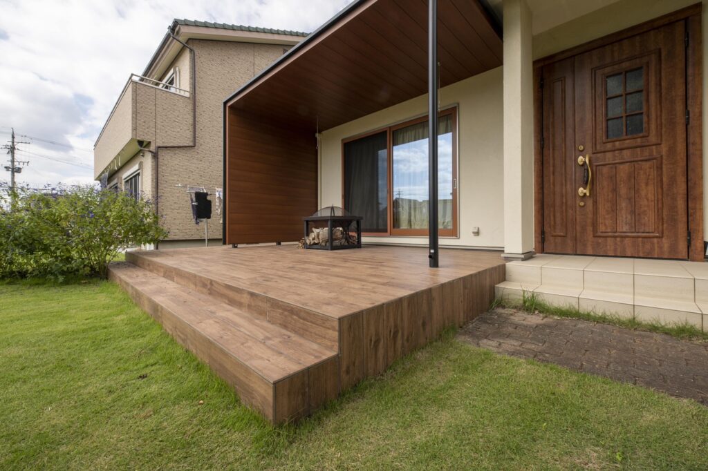 木目タイルテラスを中心としたリフォーム庭工事施工例。目隠しフェンスの設置も行いました。