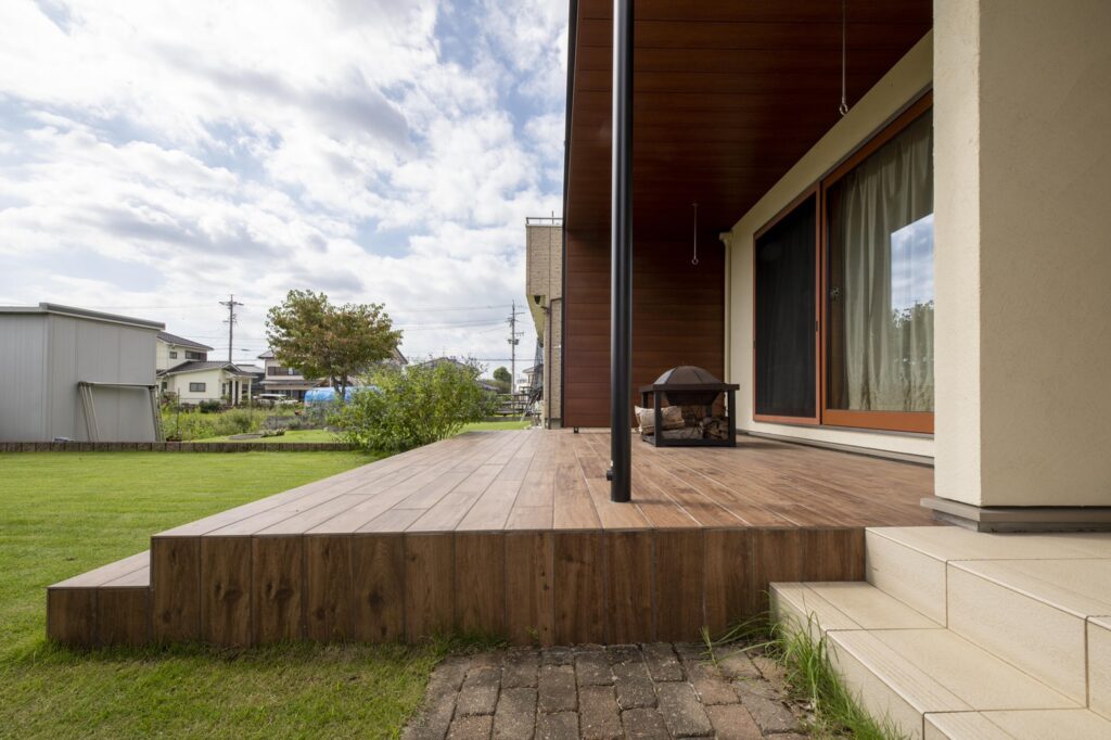 木目タイルテラスを中心としたリフォーム庭工事施工例。目隠しフェンスの設置も行いました。