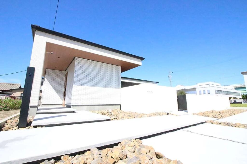 浮遊感のあるアプローチを演出した個性的なモダン外構の施工例です。