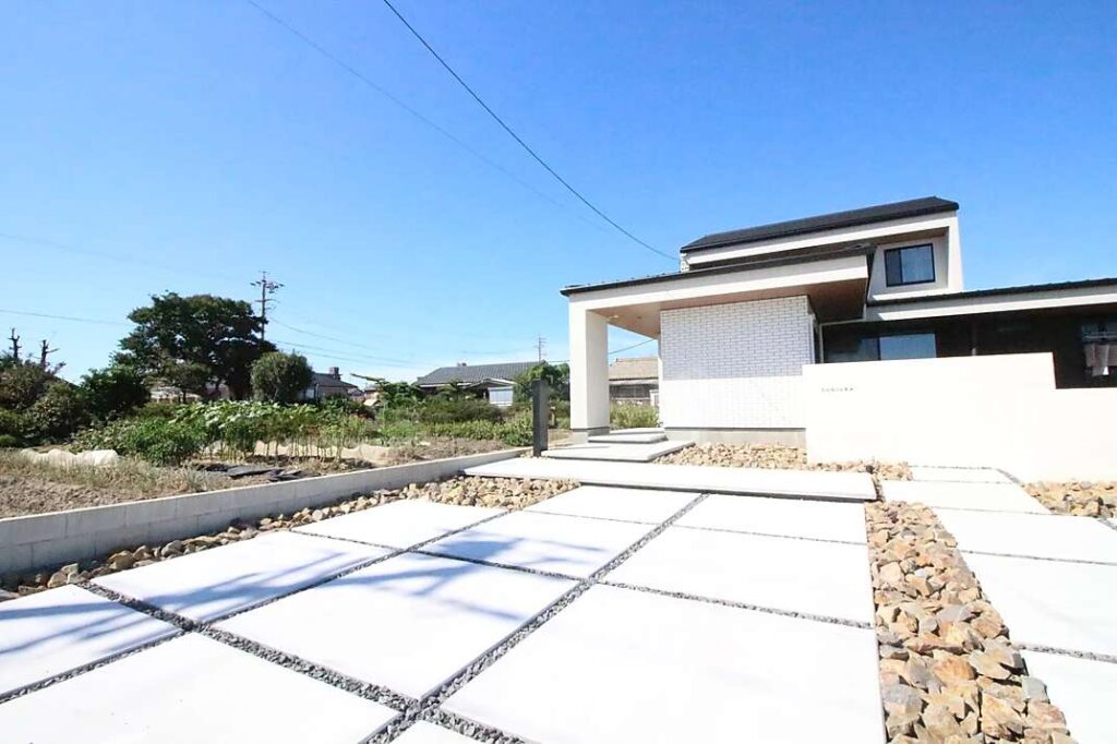 浮遊感のあるアプローチを演出した個性的なモダン外構の施工例です。