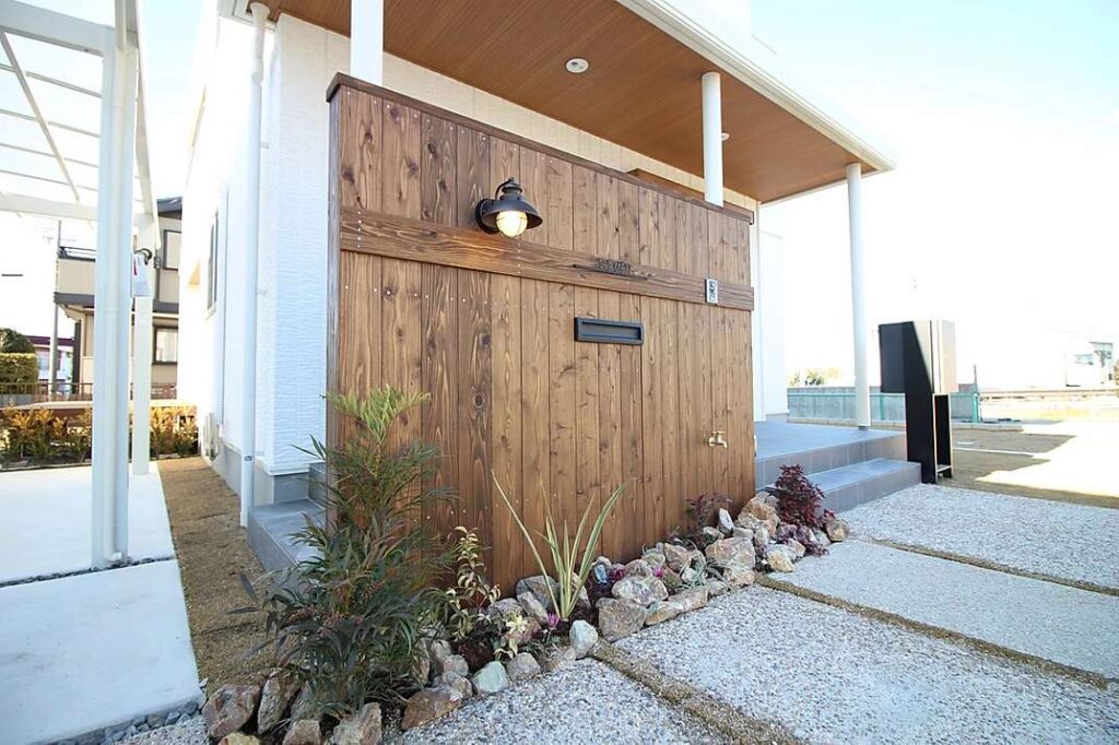 エコアコールウッド製の門柱でナチュラル感を演出した新築外構工事、カーポートは安定した大型のものを採用。