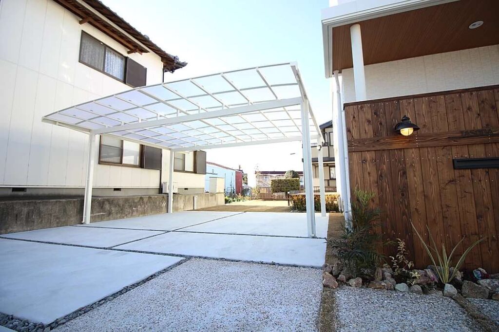 エコアコールウッド製の門柱でナチュラル感を演出した新築外構工事、カーポートは安定した大型のものを採用。