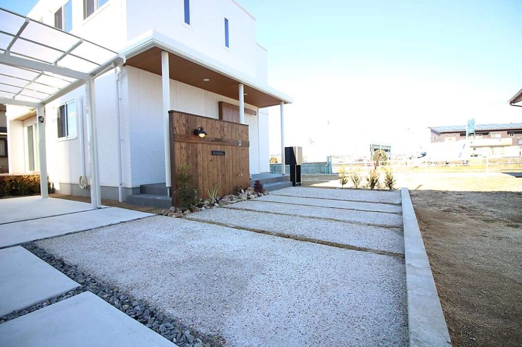 エコアコールウッド製の門柱でナチュラル感を演出した新築外構工事、カーポートは安定した大型のものを採用。