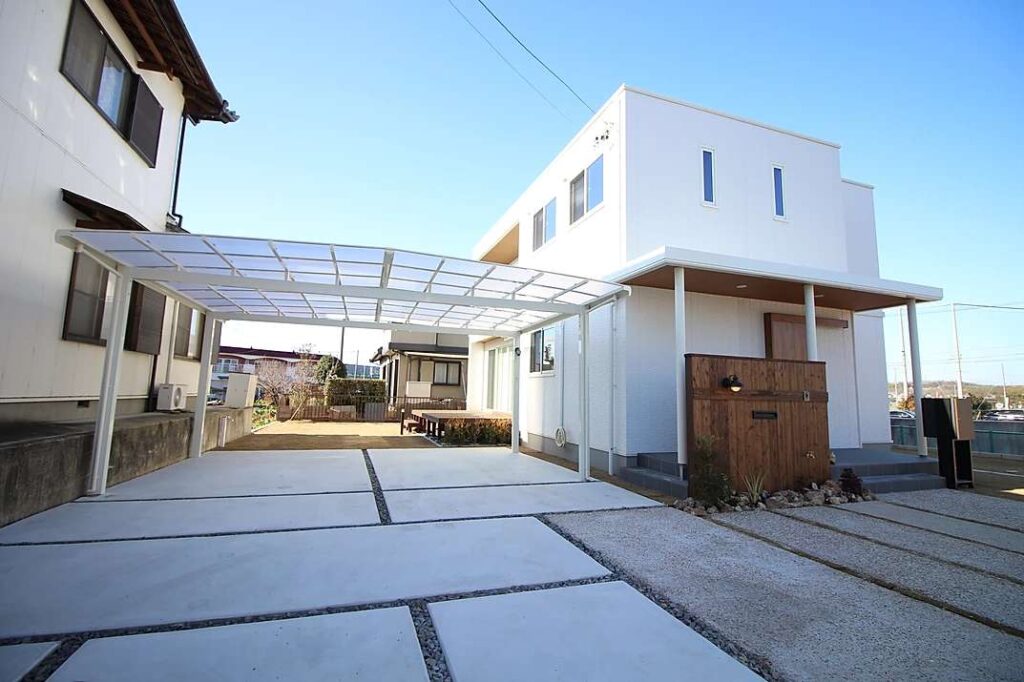 エコアコールウッド製の門柱でナチュラル感を演出した新築外構工事、カーポートは安定した大型のものを採用。