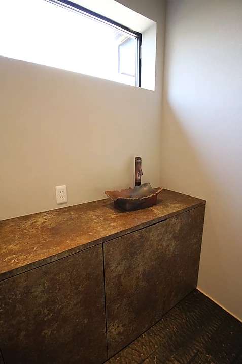 古びた建物を大幅リフォームした和風の施工例。内装から外観まで和モダンへと変化させました。