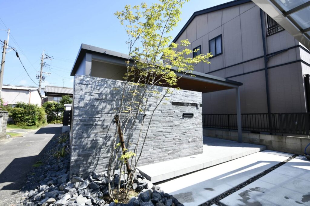 天然石をふんだんに使用した門柱と、重厚感あるエントランスゲートでつくる、高級感あるモダン外構。