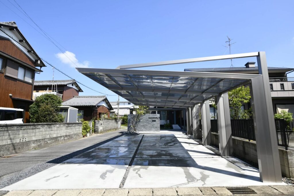 天然石をふんだんに使用した門柱と、重厚感あるエントランスゲートでつくる、高級感あるモダン外構。