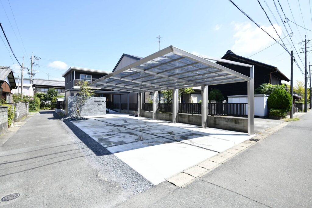 天然石をふんだんに使用した門柱と、重厚感あるエントランスゲートでつくる、高級感あるモダン外構。