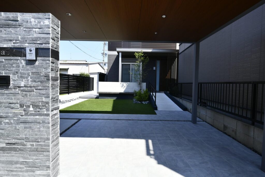 天然石をふんだんに使用した門柱と、重厚感あるエントランスゲートでつくる、高級感あるモダン外構。