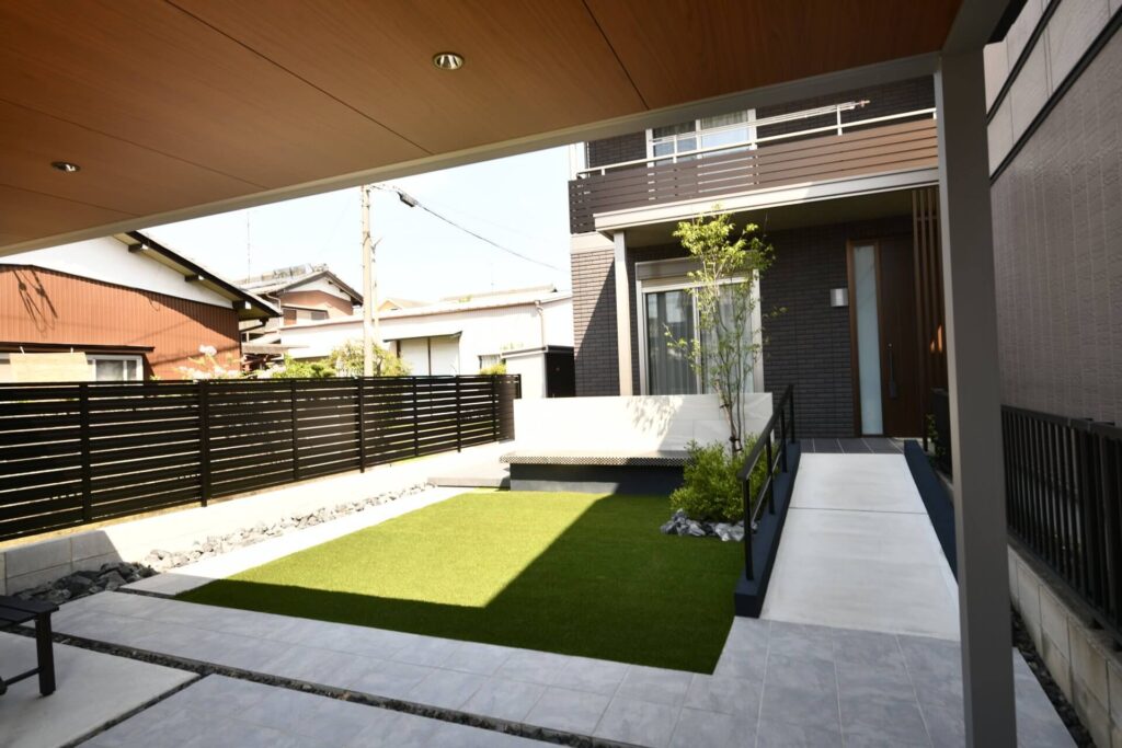 天然石をふんだんに使用した門柱と、重厚感あるエントランスゲートでつくる、高級感あるモダン外構。