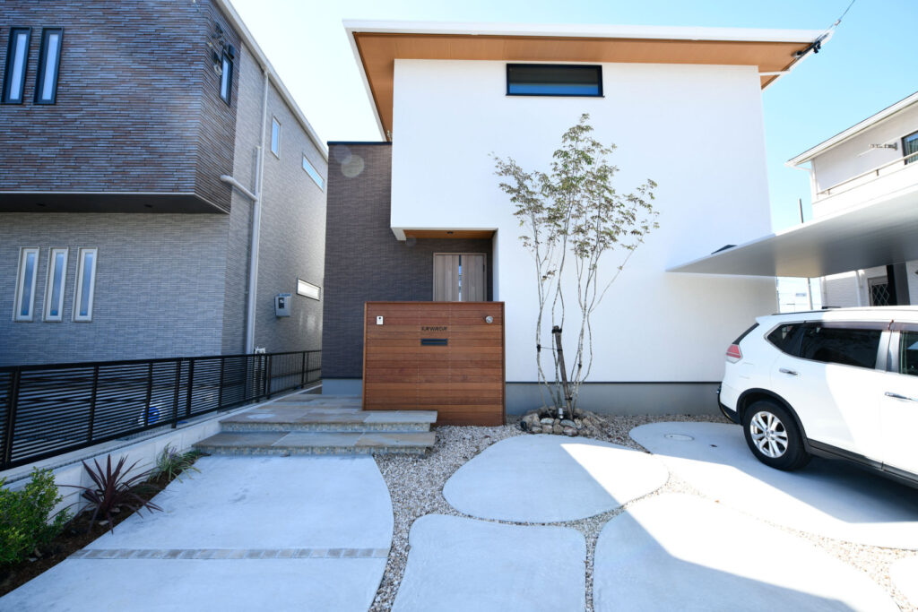 曲線デザインや自然素材を使用し、ナチュラルモダンなお家になりました。シンボルツリーのライトアップがポイントのエクステリアデザイン。