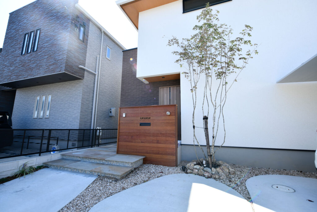 曲線デザインや自然素材を使用し、ナチュラルモダンなお家になりました。シンボルツリーのライトアップがポイントのエクステリアデザイン。