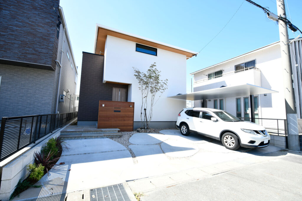 曲線デザインや自然素材を使用し、ナチュラルモダンなお家になりました。シンボルツリーのライトアップがポイントのエクステリアデザイン。