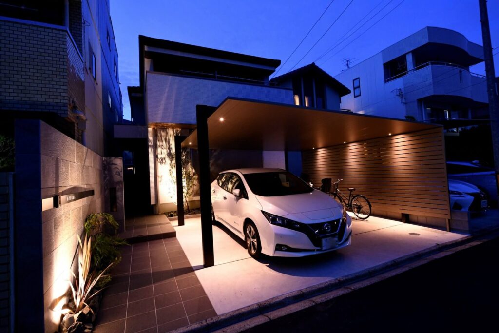 タイル門柱とコンパクトな空間を活用した高級感あるオシャレ外構！タイル門柱とスリムカーポートがポイントです。