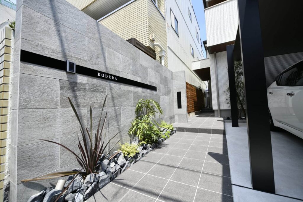 タイル門柱とコンパクトな空間を活用した高級感あるオシャレ外構！タイル門柱とスリムカーポートがポイントです。