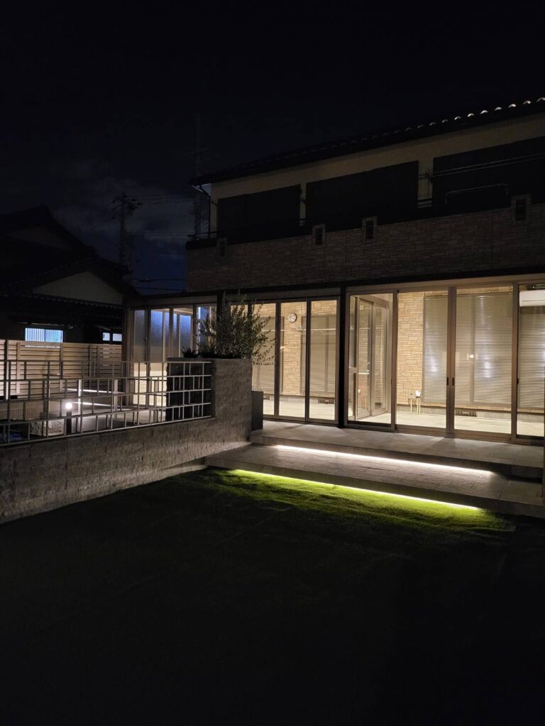 大型ガーデンルームとドッグランのあるお庭