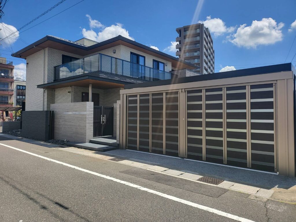 プレミエスゲートのあるクローズ外構デザイン。