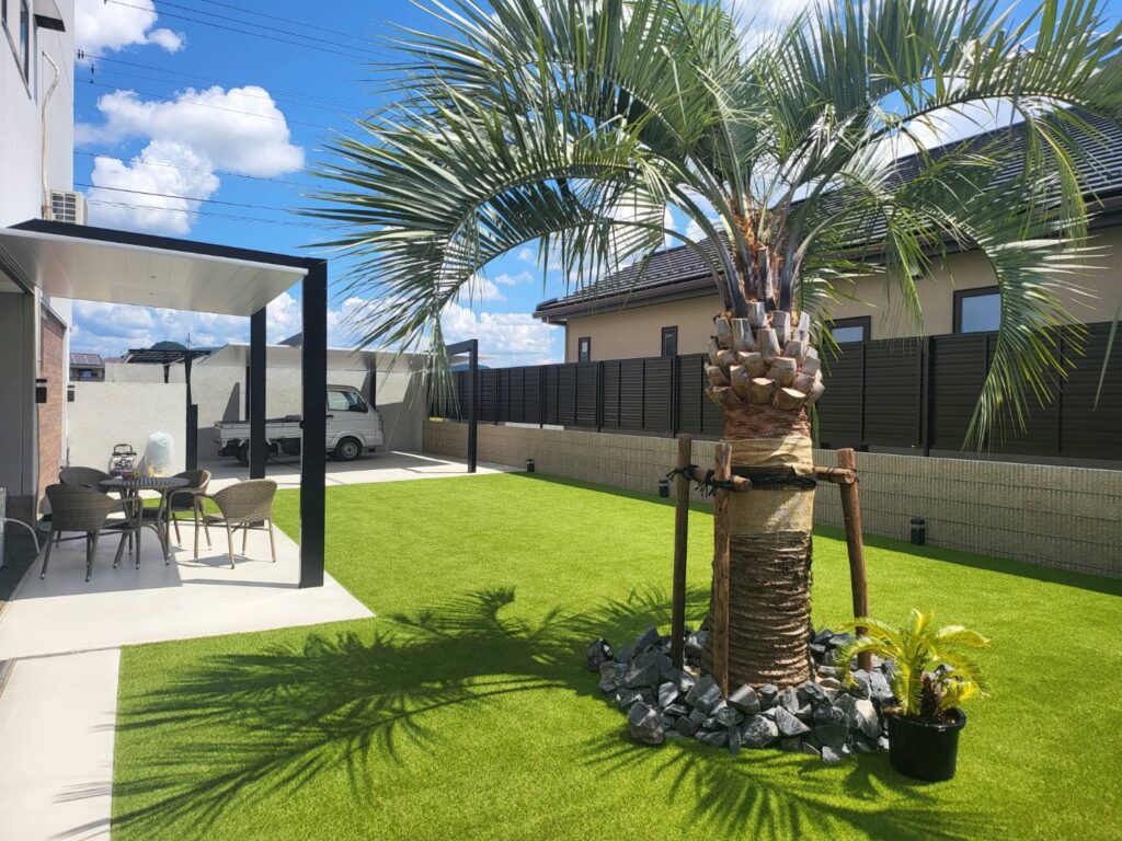 テラスSC、ココスヤシがシンボルツリーの存在感のあるリゾートガーデン