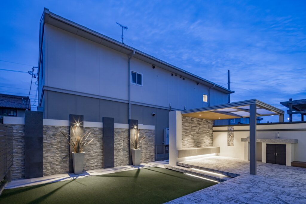 オリジナルデザインガラスを使用したおしゃれさと機能性を兼ね備えたガーデンデザイン